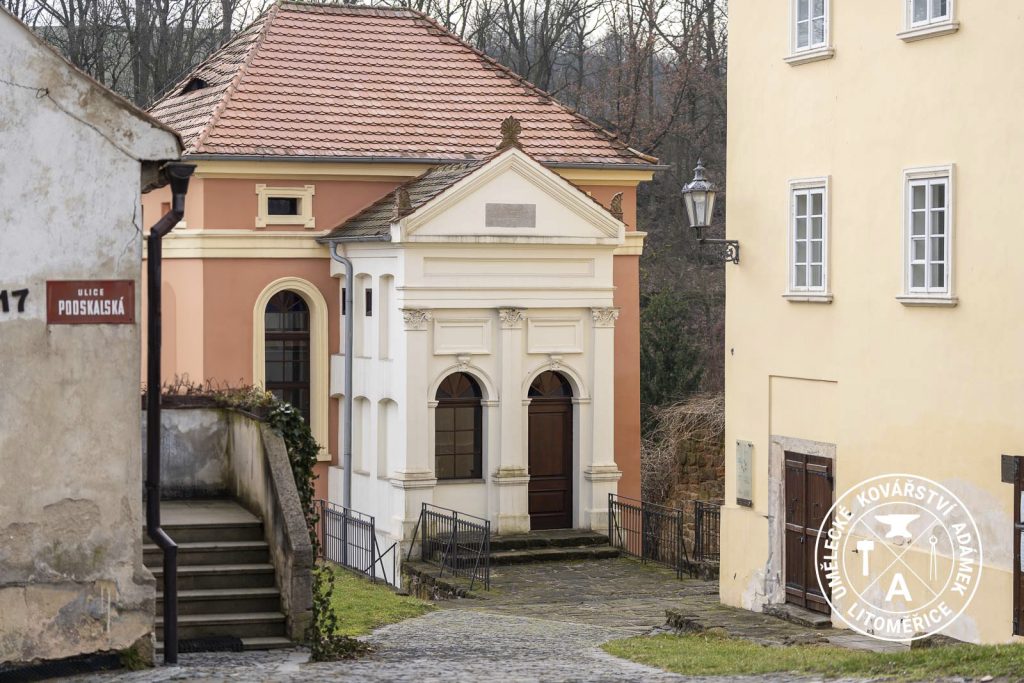 Kované zábradlí v okolí synagogy a rabínského domu