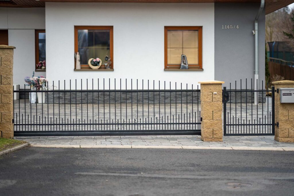 Samonosná pojezdová brána a plot pro rodinný dům