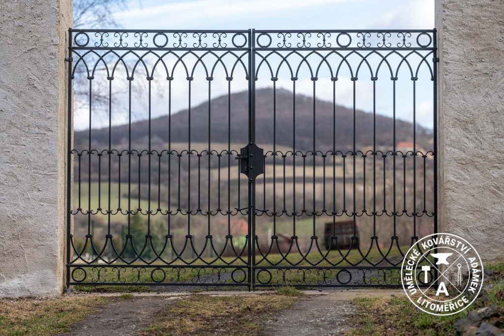 Kovaná dvoukřídlá vstupní brána na zámku Skalka