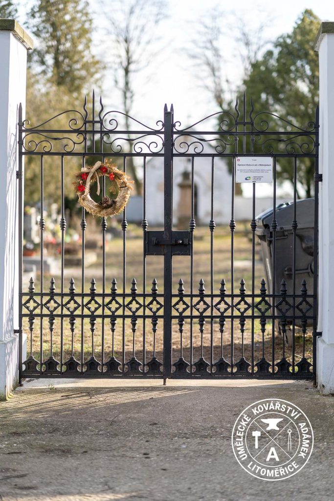 Kovaná brána na hřbitově v obce Mlékojedy u Litoměřic