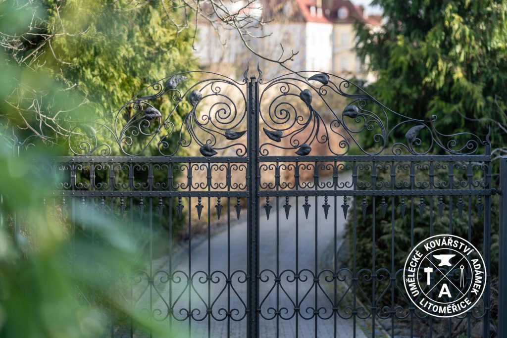 Umělecký kovář - kovaná brána pro příjezdovou cestu vily ve městě Litoměřice